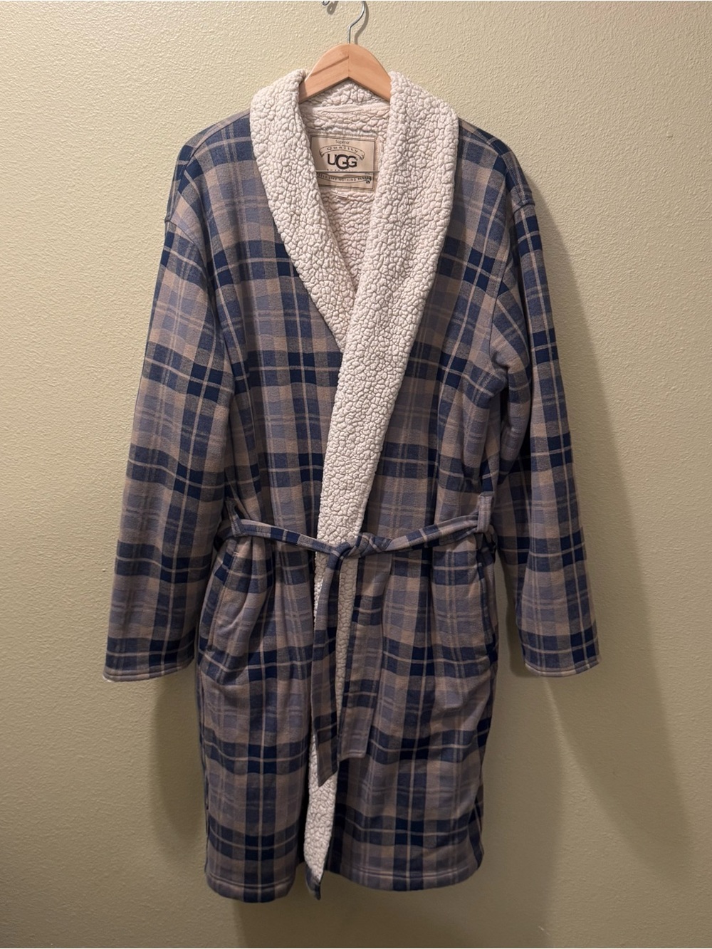 Men’s XL UGG Australia Navy Blue Beige Plaid Sherpa Cozy Belted Robe